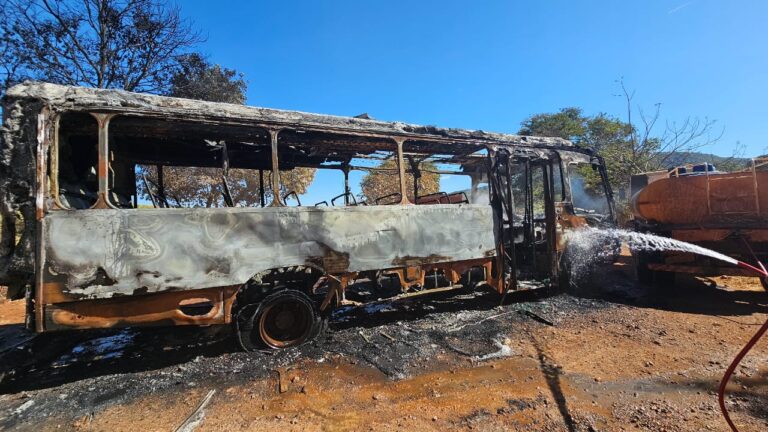 Ônibus escolar com crianças e adolescentes pega fogo em MG - Foto: Divulgação/CBMMG