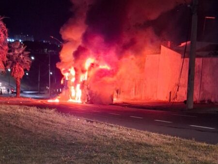 Ônibus com 38 estudantes é destruído por incêndio no Triângulo Mineiro - Foto: Divulgação/CBMMG