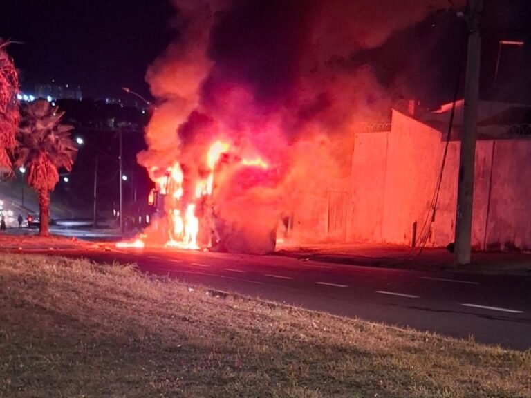 Ônibus com 38 estudantes é destruído por incêndio no Triângulo Mineiro - Foto: Divulgação/CBMMG
