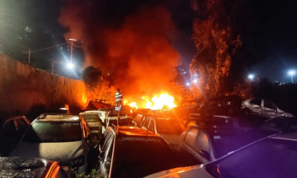 Incêndio atinge quase 40 veículos em pátio do Detran em Sabará - Foto: Divulgação/Corpo de Bombeiros