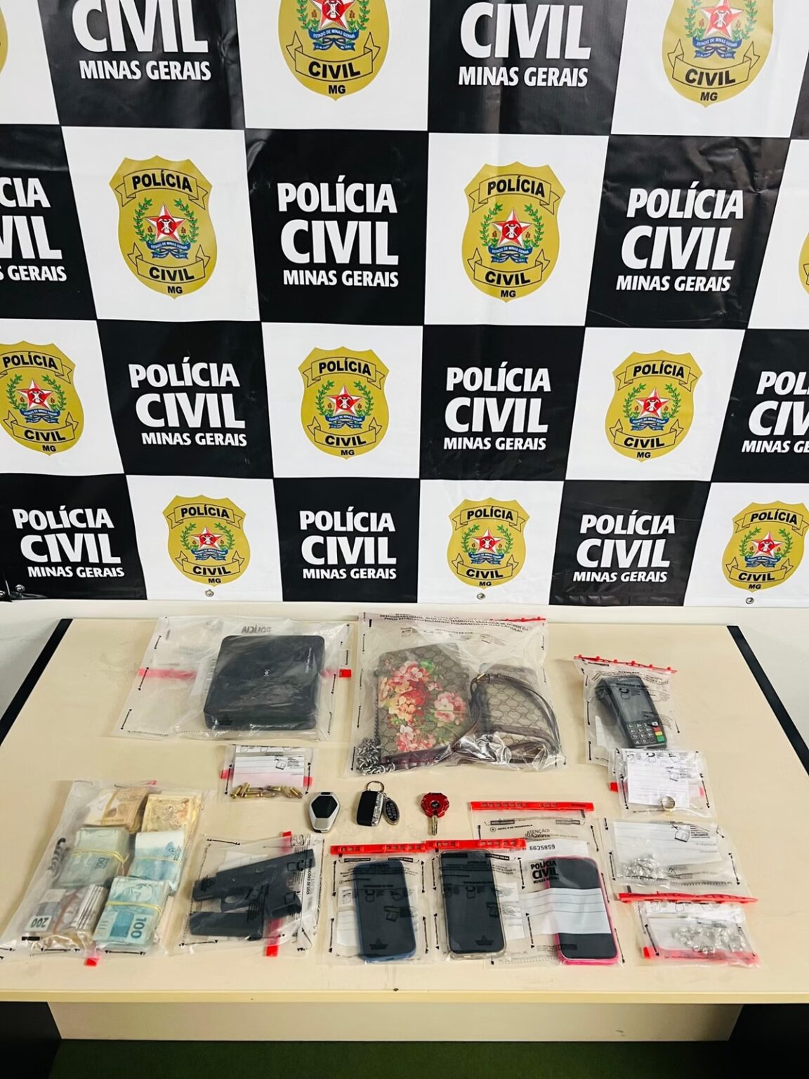 Casal de influenciadores é preso por aplicar golpes com apostas online em BH Casal de influenciadores é preso por aplicar golpes com apostas online em BH - Foto: Divulgação/PCMG