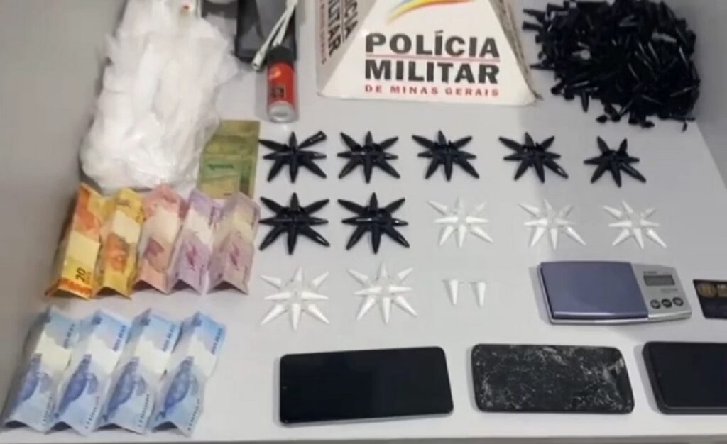 ‘Loira do Pó’ e comparsa são presos por tráfico de drogas durante operação da PM em Sabará 'Loira do Pó' e comparsa são presos por tráfico de drogas durante operação da PM em Sabará - Foto: Divulgação/PMMG