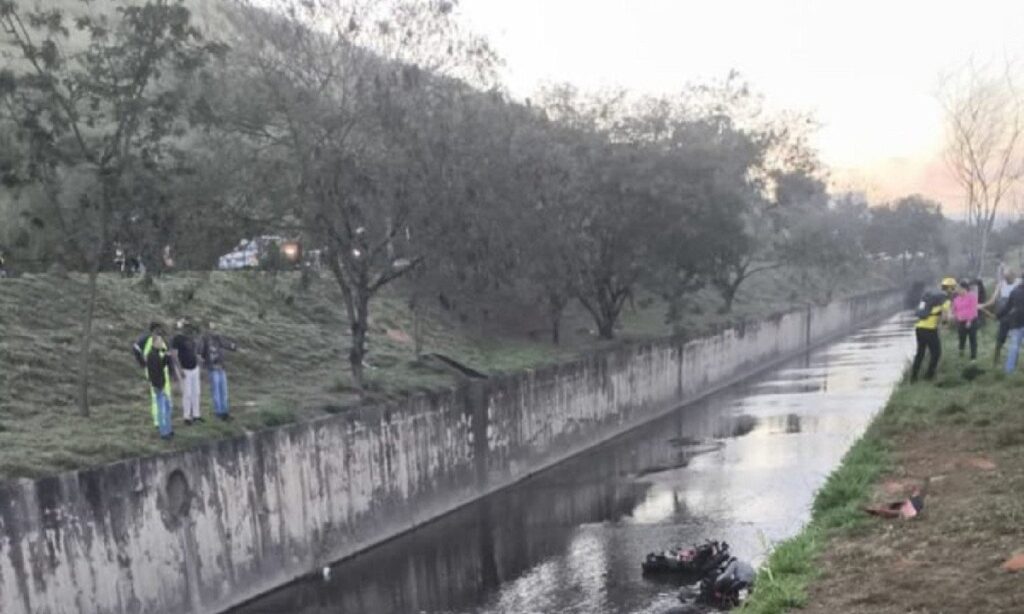 Motociclista perde o controle da direção e cai dentro do córrego em Betim - Foto: Divulgaçao/Corpo de Bombeiros