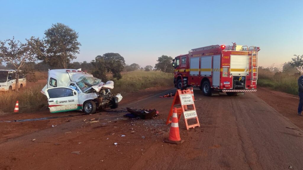Colisão entre ambulância e carreta deixa três mortos na MGC-154, no Triângulo Mineiro - Foto: Divulgação/Corpo de Bombeiros