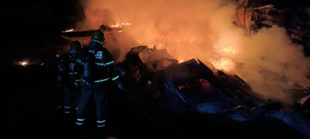 Acidente entre carretas seguida de incêndio deixa três mortos na Rodovia Fernão Dias Batida entre carretas seguida de incêndio deixa três mortos na BR-381 - Foto: Divulgação/Corpo de Bombeiros