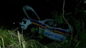 Três policiais ficam feridos após viatura cair em córrego durante perseguição em Uberaba - Foto: Reprodução/TV Integração