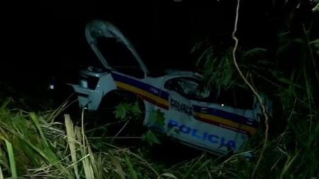 Três policiais ficam feridos após viatura cair em córrego durante perseguição em Uberaba - Foto: Reprodução/TV Integração