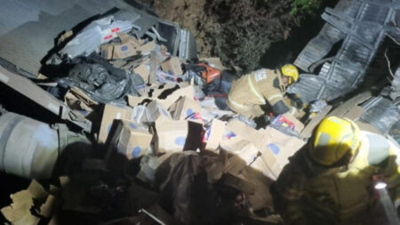 Acidente entre carreta e carro deixa uma mulher morta e criança ferida na BR-251, em Francisco Sá (MG) - Foto: Divulgação/Corpo de Bombeiros