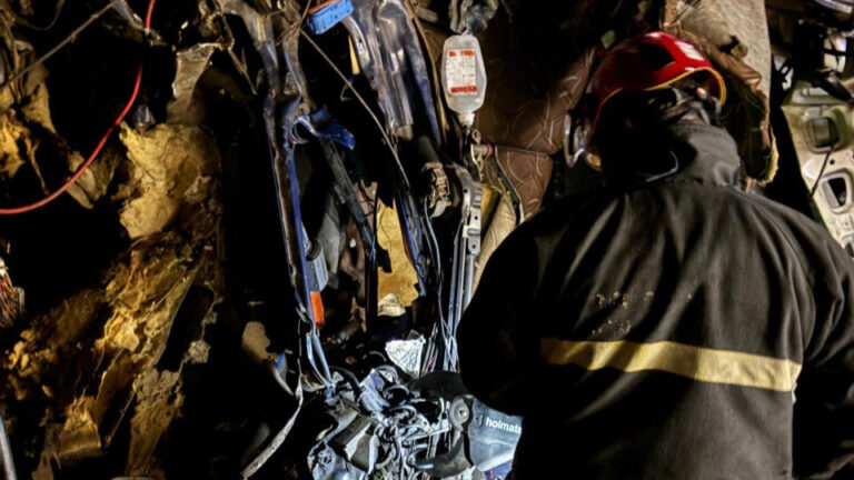 Acidente entre três carretas deixa dois mortos na BR-251, em Salinas - Foto: Divulgação/Corpo de Bombeiros