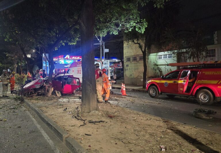 Acidente com carro deixa quatro feridos na Avenida Barão Homem de Melo, em BH - Foto: Divulgação/CBMMG