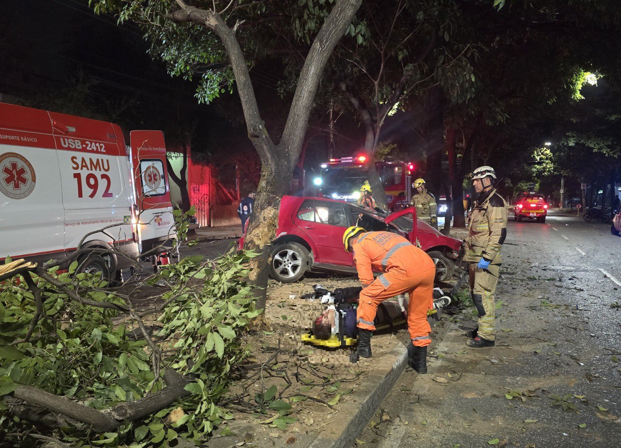 Acidente com carro deixa quatro feridos na Avenida Barão Homem de Melo, em BH - Foto: Divulgação/CBMMG