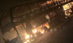 Ônibus com mais de 40 pessoas pega fogo após acidente com carreta na BR-262, em Córrego Danta - Foto: Reprodução/Redes Sociais