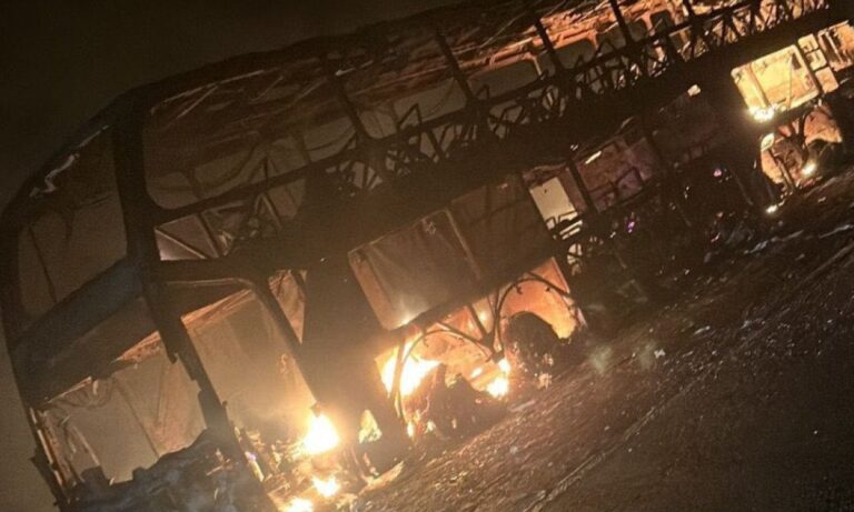 Ônibus com mais de 40 pessoas pega fogo após acidente com carreta na BR-262, em Córrego Danta - Foto: Reprodução/Redes Sociais