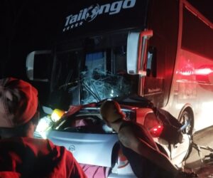 Acidente frontal entre ônibus e carro deixa cinco mortos na MGC-122, em Janaúba - Foto: Divulgação/CBMMG
