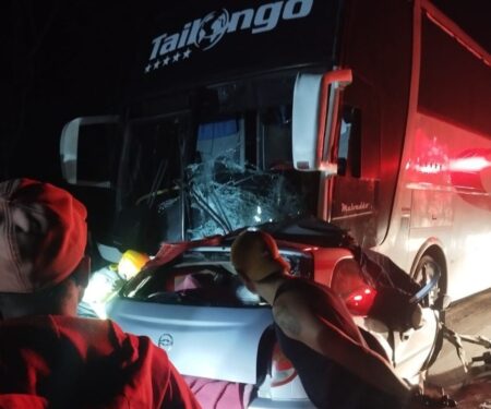 Acidente frontal entre ônibus e carro deixa cinco mortos na MGC-122, em Janaúba - Foto: Divulgação/CBMMG