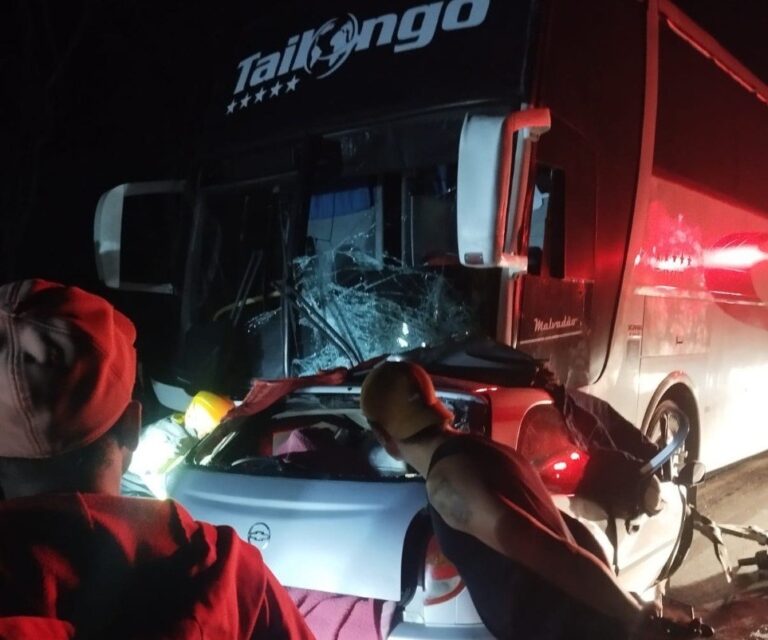 Acidente frontal entre ônibus e carro deixa cinco mortos na MGC-122, em Janaúba - Foto: Divulgação/CBMMG