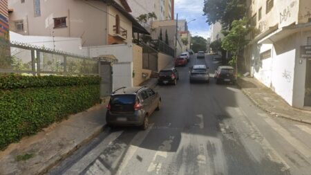 Mulher morre após ser atropelada em rua do bairro Coração de Jesus, em BH - Foto: Reprodução/Google Street View