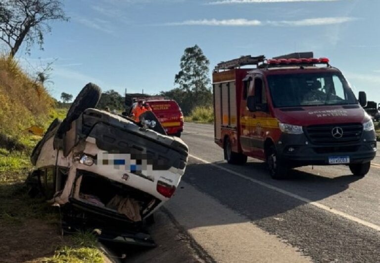 Três pessoas ficam feridas após acidente na BR-491, em Varginha - Foto: Divulgação/CBMMG