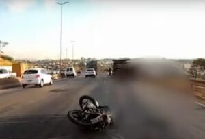 Motociclista morre em acidente com caminhão e carreta no Anel Rodoviário, em BH - Foto: Reprodução