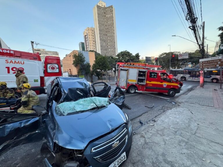 Motorista perde controle de carro e atinge poste na Avenida do Contorno, em BH - Foto: Divulgação/CBMMG