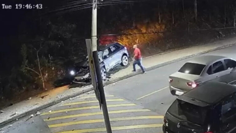Motorista de 67 anos passa mal ao volante e bate em poste no Belvedere, em BH - Foto: Reprodução