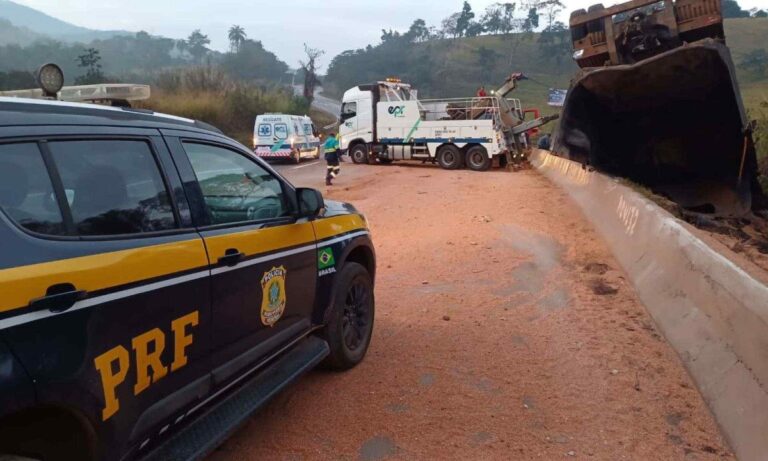 Caminhoneiro morre após carreta tombar na BR-040, em Congonhas - Foto: Divulgação/PRF