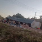 Carreta tomba e carga é saqueada na BR-040, em Ribeirão das Neves - Foto: Reprodução/Redes Sociais