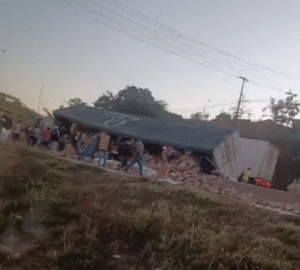 Carreta tomba e carga é saqueada na BR-040, em Ribeirão das Neves - Foto: Reprodução/Redes Sociais