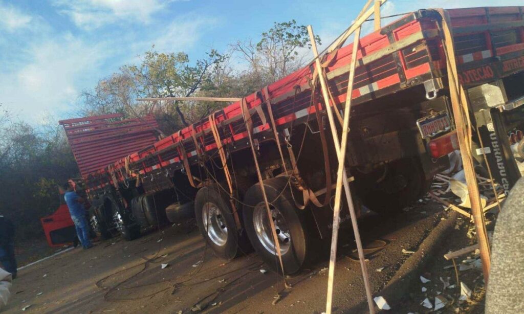 Caminhão com carga de vasos sanitários tomba e interdita BR-251, em Francisco Sá- Foto: Divulgação/PRF