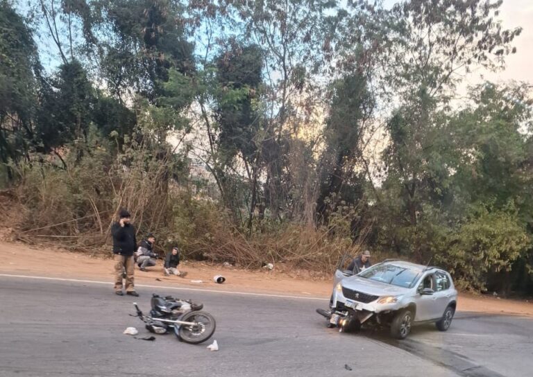 Acidente entre carro e motos deixa duas pessoas mortas na BR-262, em Sabará - Foto: Divulgação/CBMMG