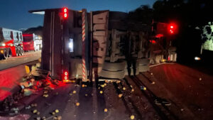 Acidentes com carretas na BR-381, em Igarapé, provoca mais de 10 km de lentidão - Foto: Reprodução/Redes Sociais