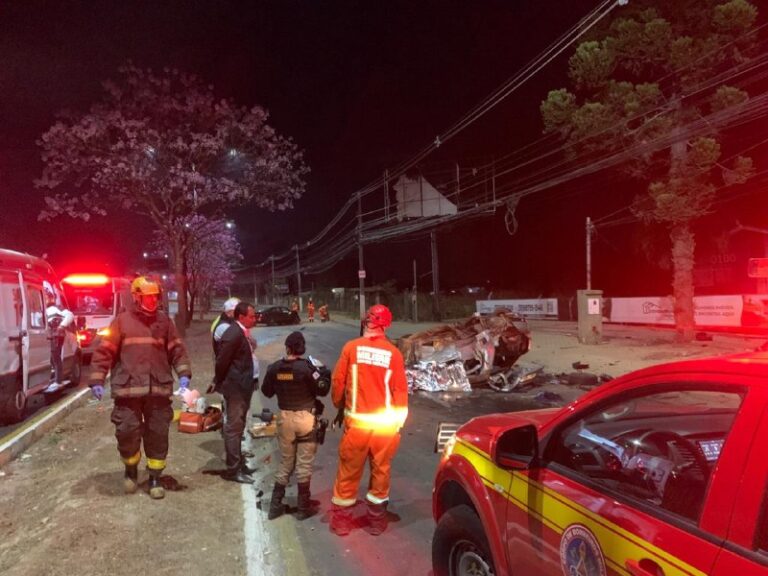 Duas pessoas morrem após acidente entre carros em rua de Lagoa Santa Duas pessoas morrem após acidente entre carros em rua de Lagoa Santa - Foto: Divulgação/CBMMG