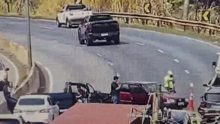 Acidente com três carros interdita Anel Rodoviário e causa congestionamento de 7 km em BH - Foto: Reprodução