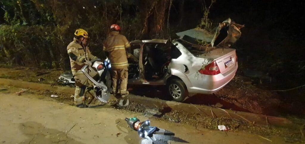 Três pessoas morrem em acidente com carro em Coronel Fabriciano Três pessoas morrem em acidente com carro em Coronel Fabriciano - Foto: Divulgação/Corpo de Bombeiros
