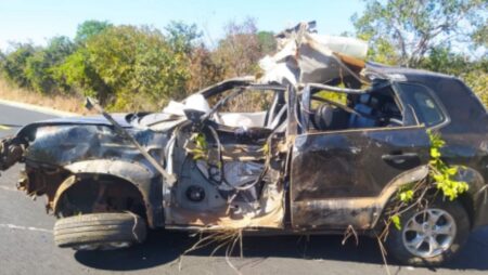Dois homens morrem e mulher fica gravemente ferida em capotamento no Norte de Minas - Foto: Divulgação/PMMG