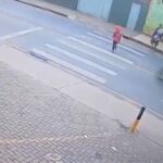Mulher atropela criança e é agredida pelo pai da vítima em Itabira - Foto: Reprodução/Câmera de segurança
