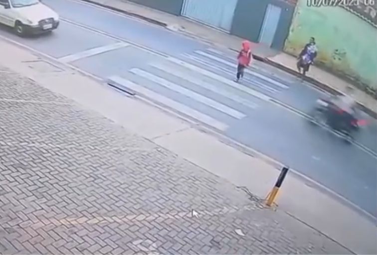 Mulher atropela criança e é agredida pelo pai da vítima em Itabira - Foto: Reprodução/Câmera de segurança
