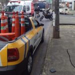Ônibus com 30 passageiros colide com poste e fecha avenida em BH - Foto: Divulgação/BHTrans