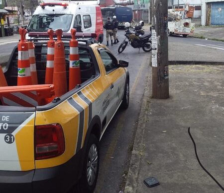 Ônibus com 30 passageiros colide com poste e fecha avenida em BH - Foto: Divulgação/BHTrans