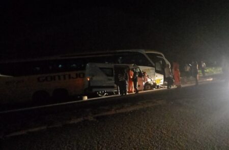 Acidente entre ônibus e van deixa morto e feridos na BR-381, em Nova Era - Foto: Reprodução/Redes Sociais