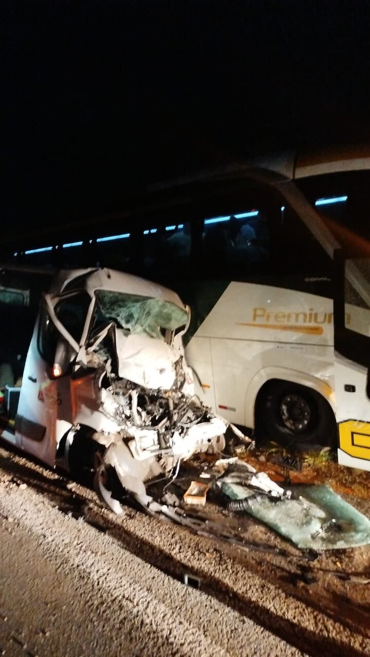 Acidente entre ônibus e van deixa morto e feridos na BR-381, em Nova Era 1 Acidente entre ônibus e van deixa morto e feridos na BR-381, em Nova Era - Foto: Reprodução/Redes Sociais