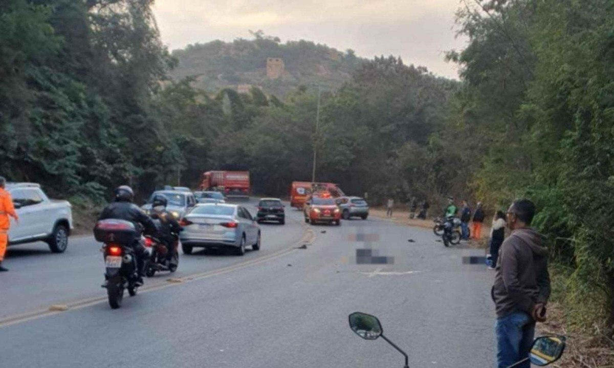 Acidente entre carro e motos deixa duas pessoas mortas na BR-262, em Sabará - Foto: Divulgação/Corpo de Bombeiros