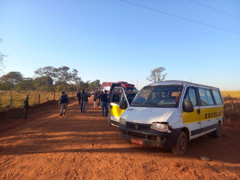 Van escolar com 15 crianças se envolve em acidente e deixa feridas na BR-365, em Uberlândia - Foto: Divulgação/CBMMG