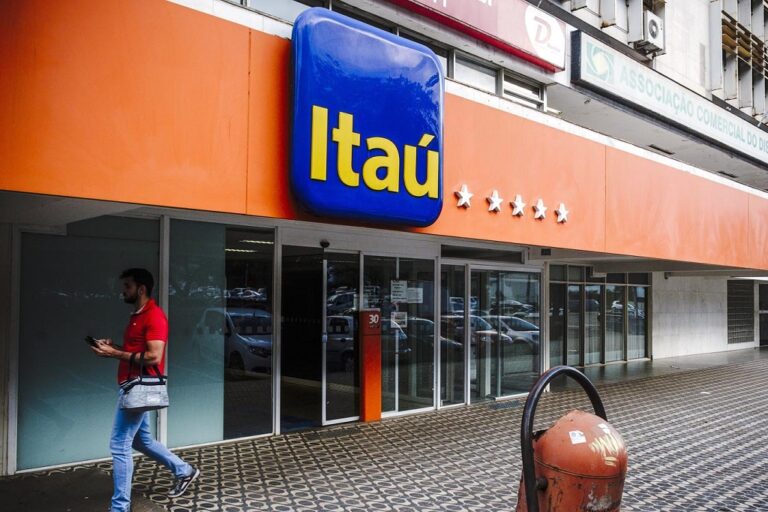 Procon-MG multa agência do Banco Itaú em BH por falta de informações claras ao consumidor Procon-MG multa agência do Banco Itaú no Centro de BH por falta de informações claras ao consumidor - Foto: Gustavo Gomes/Bloomberg