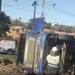 Caminhão com bobinas de plástico tomba e interdita o Anel Rodoviário em BH - Foto: Reprodução/Redes Sociais