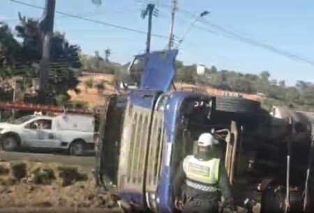 Caminhão com bobinas de plástico tomba e interdita o Anel Rodoviário em BH - Foto: Reprodução/Redes Sociais