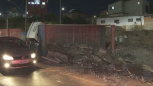 Caminhão com entulho tomba e atinge carro de aplicativo em BH - Foto: Reprodução/TVGlobo