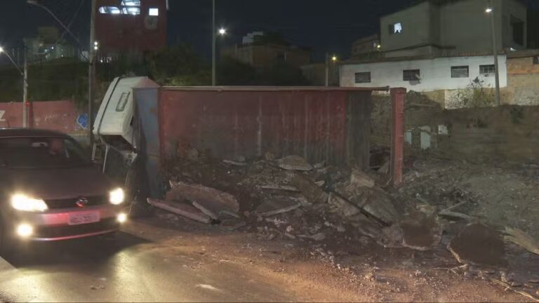 Caminhão com entulho tomba e atinge carro de aplicativo em BH - Foto: Reprodução/TVGlobo