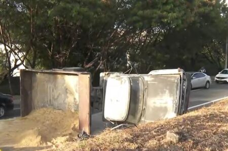 Caminhão carregado de areia tomba e causa congestionamento no Anel Rodoviário - Foto: Reprodução