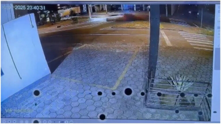 Motorista confunde rotatória, perde o controle e bate em poste na Barão Homem de Melo, em BH - Foto: Reprodução